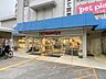 周辺：イズミヤショッピングセンター小林店 徒歩2分。仕事帰りでも気軽に立ち寄れる距離感で、食材や日用品の調達がスムーズに完結します。忙しい日常を支えてくれる、暮らしやすさを実感できる住環境です。 160m