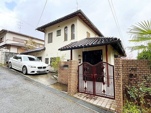 前道が整備されており、快適なアクセスを実現します。落ち着いて静かに暮らせる環境ですね。