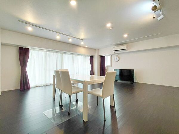 リビングは、家族や友人との時間を楽しむのに最適な広さです。快適な居住空間を提供します。
