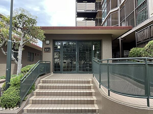マンションのエントランスは、住まう方々を迎える洗練された空間です。日常の出入りを快適にするための工夫がされています。