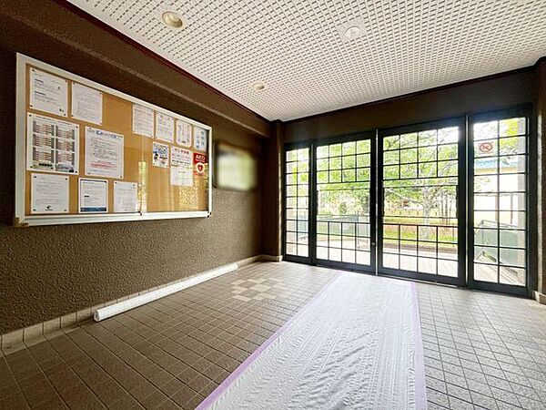 シンプルなロビーですが、住む人にとって居心地の良い空間を提供します