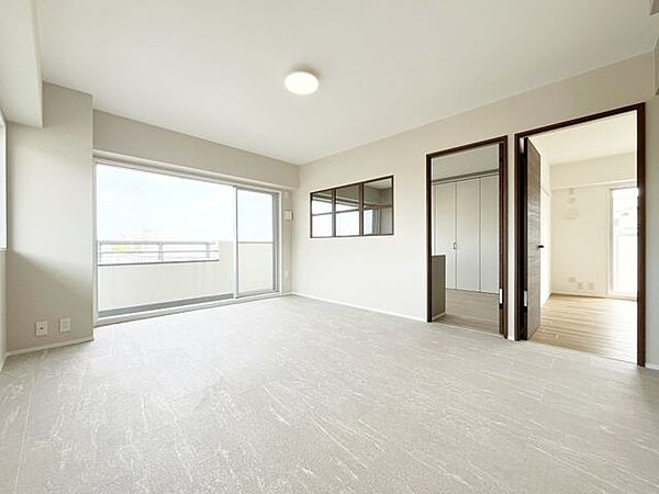 リビングは、広々とした空間で、家族や友人との時間を楽しむのにぴったりです。快適な居住空間を提供します。