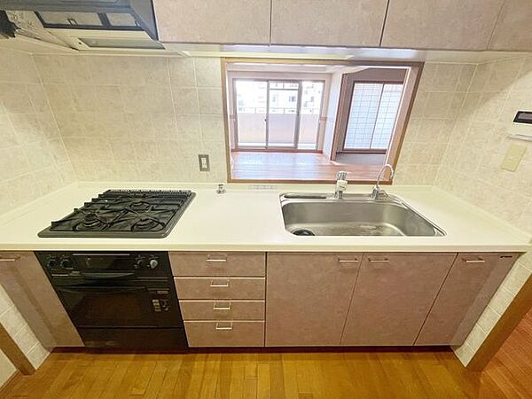 3口コンロ付きのキッチンは、調理の効率が良く、同時に多くの料理を作れる便利で機能的な空間です