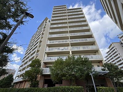 外観:シンプルながらも存在感のあるマンション外観は、住む人を魅了し、日常に特別な時間をもたらします。都会的なデザインが魅力で、住む人に誇りを与える空間です 外観:シンプルながらも存在感のあるマンション外観は、住む人を魅了し、日常に特別な時間をもたらします。都会的なデザインが魅力で、住む人に誇りを与える空間です