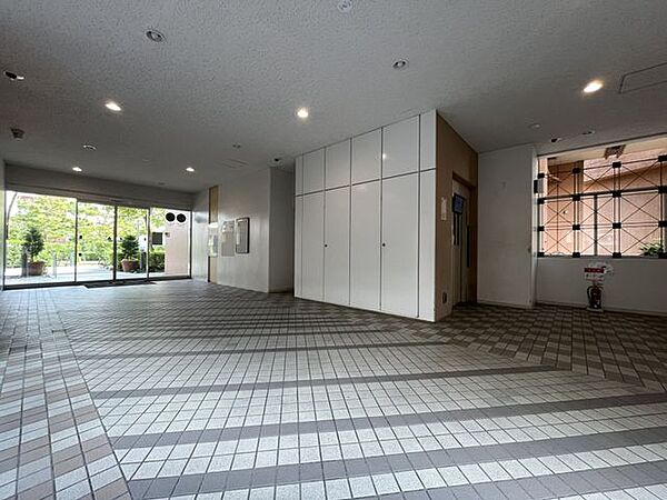 シンプルなロビーですが、住む人にとって居心地の良い空間を提供します