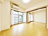 リビング/ダイニング：大きな窓から自然光がたっぷり入るリビングは、明るく居心地の良い空間です。リラックスできる環境です