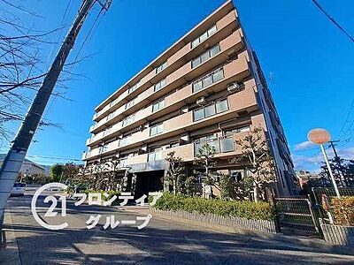 外観:シンプルで洗練されたマンション外観は、住む人のセンスを引き立て、落ち着いた雰囲気を提供します。都会的なデザインが魅力で、住む人に誇りを与える空間です 外観:シンプルで洗練されたマンション外観は、住む人のセンスを引き立て、落ち着いた雰囲気を提供します。都会的なデザインが魅力で、住む人に誇りを与える空間です