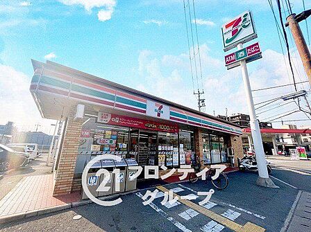 セブンイレブン西宮柳本町店 徒歩9分。交差点の角にあり、駐車場スペースも広くアクセスしやすいです。24時間営業ですので、早朝や深夜のお買い物にも大変便利ですね 690m