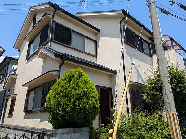 白を基調とした清潔感溢れる外観は、周辺の街並みにも美しく調和しています。大切に住み継がれてきたことが伺えるコンディションの良さが自慢の住まいです。ぜひ現地でその風合いをお確かめください