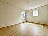 寝室：こちらのお部屋はバルコニーに面しており、日当たり、通風ともに良好です！