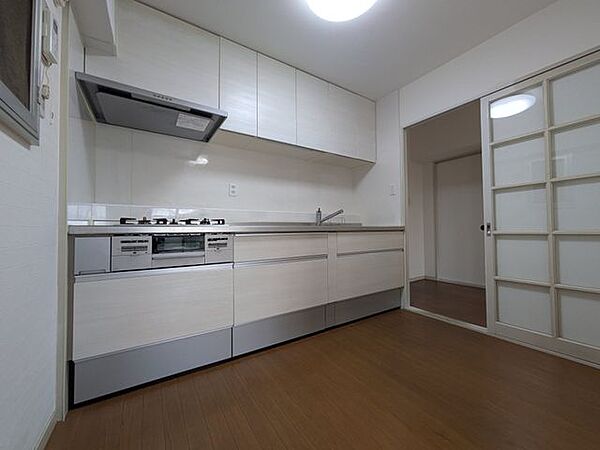 毎日使う場所だからこそ、明るくて使い勝手の良いキッチンは嬉しいポイントですね！充実した収納スペースとお掃除がしやすい最新設備が整っているので、忙しい朝の時間もゆとりを持って笑顔で過ごせそうですね！