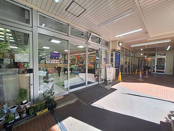 阪急オアシス宝塚南口店 徒歩9分。 680m