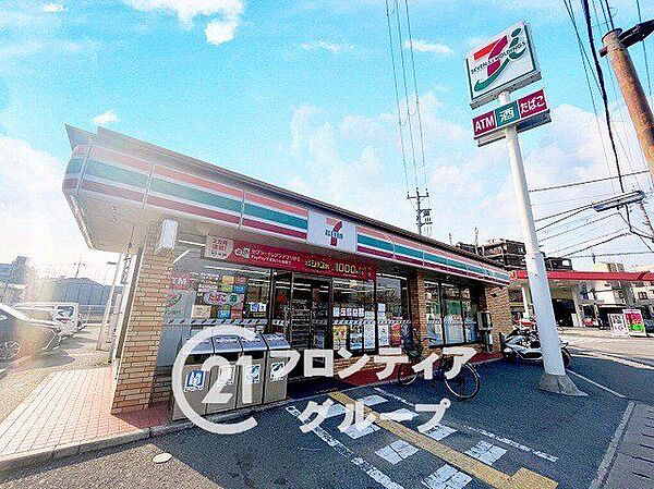 セブンイレブン西宮柳本町店 徒歩7分。交差点の角にあり、駐車場スペースも広くアクセスしやすいです。24時間営業ですので、早朝や深夜のお買い物にも大変便利ですね 490m