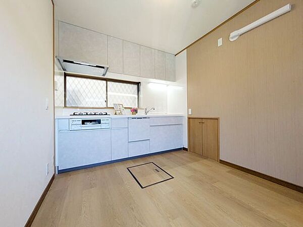 自然光が優しく差し込むリビングは家族の笑顔が自然と集まる温かい雰囲気ですね！お好みの家具を配置して自分たちだけのおしゃれで居心地の良い空間作りを存分に楽しめそうですね！