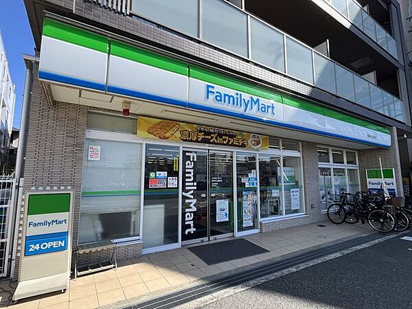 ファミリーマート阪急中山駅前店 徒歩10分。 730m