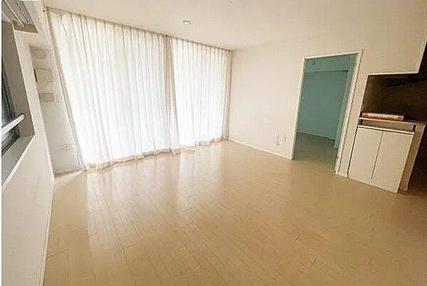 南西向きの窓からたっぷりの陽光が降り注ぐ開放感たっぷりの居住空間！角部屋ならではの二面採光で爽やかな風が通り抜ける心地よい暮らしが叶います。ペットものびのびと過ごせる広さが生活の質を高める大きな魅力！