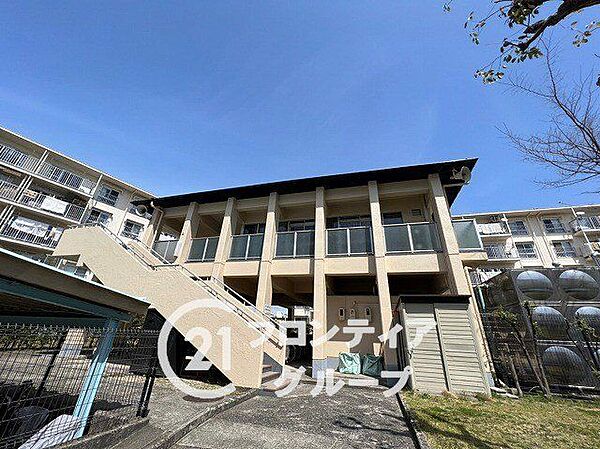 広々とした敷地内には開放的な空間が広がり、四季の移ろいを感じながらゆったりとした時間を過ごせます。徹底された管理体制のもと、美しく保たれた共有部は、住まう人の快適な毎日をしっかりと支えてくれます