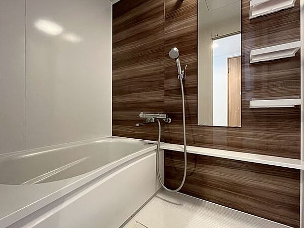 お洒落なホテルのような雰囲気に包まれて、毎日のバスタイムが至福のひとときになりますね！清潔感のある空間で、自分へのご褒美のようなリラックスタイムを過ごせそうですね！