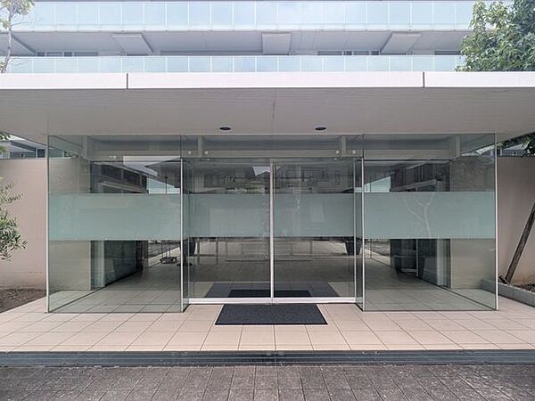 シンプルで洗練されたマンション外観は、住む人のセンスを引き立て、落ち着いた雰囲気を提供します。都会的なデザインが魅力で、住む人に誇りを与える空間です
