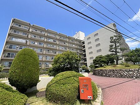 シンプルながらも存在感のあるマンション外観は、住む人を魅了し、日常に特別な時間をもたらします。都会的なデザインが魅力で、住む人に誇りを与える空間です