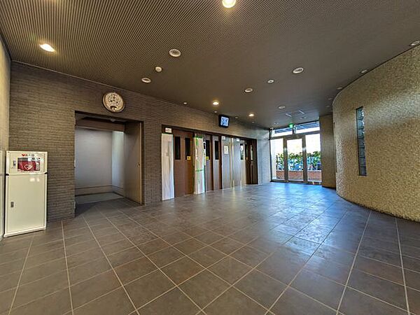 機能的なロビーで、住む人が快適に過ごせるよう配慮されています