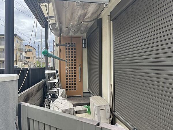 扉を開けるたびに清々しい空気を感じられる、光に満ちたアプローチですね！家族を温かく迎え入れる明るい空間は、日々の暮らしに心地よいリズムを生み出します。毎日通る場所だからこそ、この開放感は嬉しいですね！