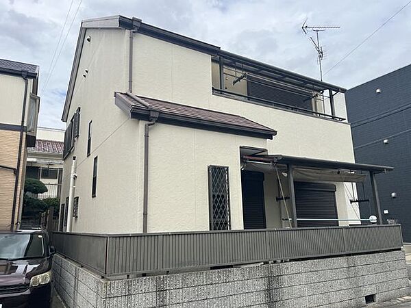 しっかりとした造りの外観は、安心感を与える堅牢なデザインです。長く住み続けられる住まいです。