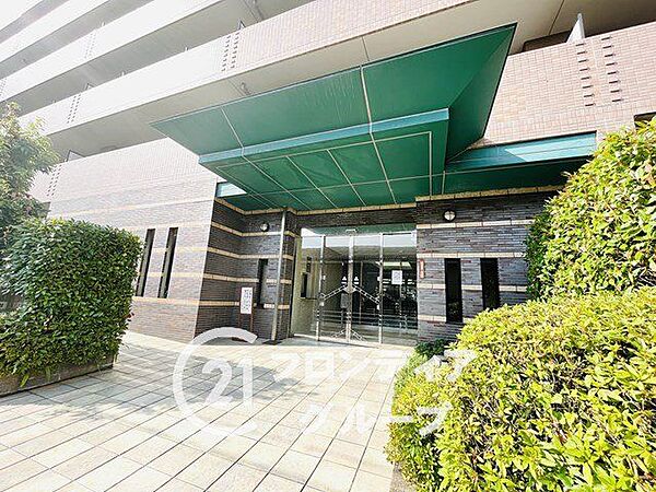 透明感のあるガラス扉が開放感を演出する、洗練された雰囲気のエントランスです！毎朝の出発も気持ちよくポジティブな気分で一日をスタートできそうです