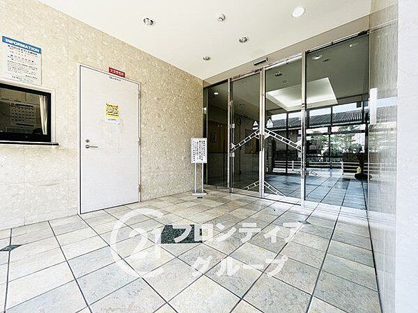 建物内へ足を踏み入れると外光が差し込む明るい空間が広がります 掃除の行き届いたタイル床が美しく、プレミアムな住まいならではの細部まで配慮された清潔感あふれるホールが毎日の快適さを支えます