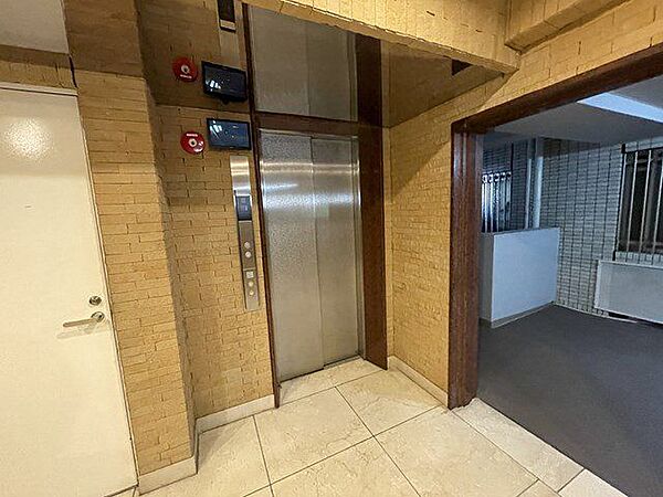 隅々まで手入れが行き届いた共用部は、住まう喜びをさらに高めてくれる美しい環境ですね！自然光を感じられる設計が随所に取り入れられており、移動する時間さえも快適に感じられる工夫が嬉しいですね！