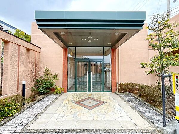 格式高い装飾が施されたエントランスは、住まう方を優しく迎え入れる寛ぎの空間です。広々としたポーチは雨の日でも安心で、上質な日常を演出する工夫が随所に凝らされています
