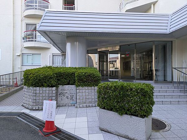 綺麗に整えられた植栽とモダンなデザインが調和していて、とても上品な雰囲気ですね！雨の日でも濡れにくい設計になっているので、小さなお子様やご高齢の方と一緒に歩く時も安心感がありますね！
