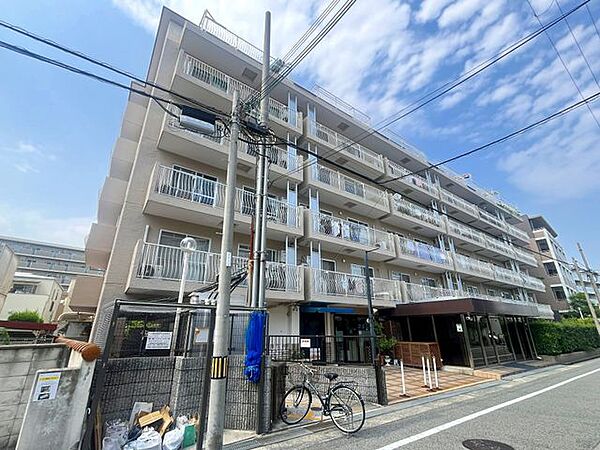 洗練されたデザインが目を引くスタイリッシュな外観デザインです。周囲の街並みと調和しながらも、住まう方の誇りを満たす凛とした存在感を放ち、日々の暮らしに品格を添えます