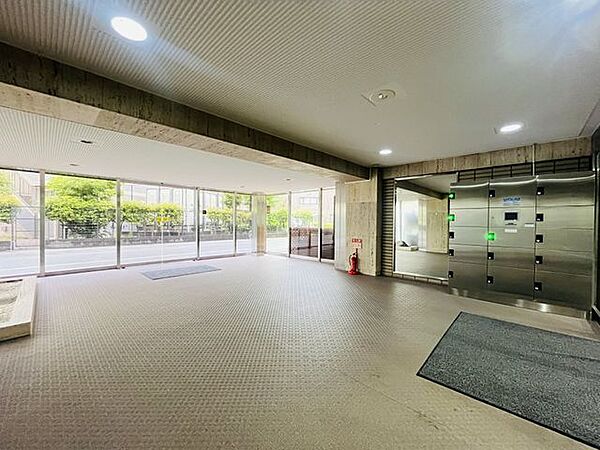 柔らかな光に包まれた、落ち着きのある開放的なロビーですね！大切なお客様との待ち合わせや、ちょっとしたリフレッシュの時間も、贅沢なひとときへと変えてくれる場所です
