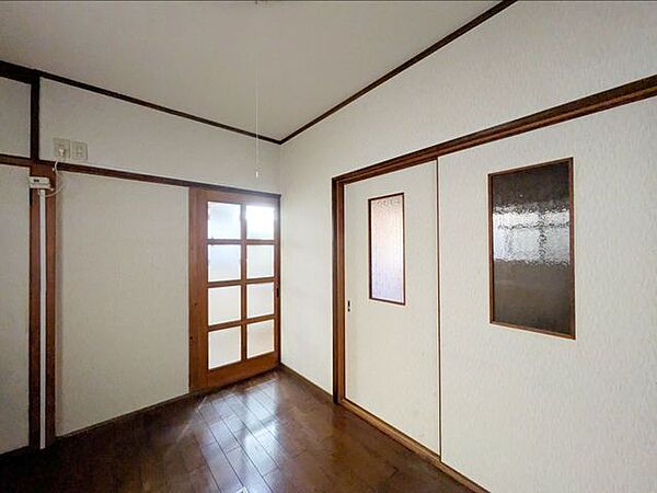 隣室とのつながりを感じる開放的な設計が魅力的ですね！大きな窓から見える景色を楽しみながら、家族の笑顔が絶えない賑やかな毎日を過ごせそうです　心地よい風が通り抜ける、とても気持ちの良いリビングですね！