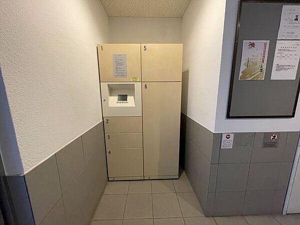 不在時でも荷物を受け取れる宅配ボックスを完備した、利便性の高い共有部です。忙しい現代のライフスタイルに寄り添う充実の設備が、日々のストレスを軽減し快適な暮らしをしっかりとサポートします