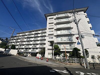 外観:駅から徒歩9分のマンションは、通勤や通学にとても便利で、時間を有効に使える素晴らしい立地です! 外観:駅から徒歩9分のマンションは、通勤や通学にとても便利で、時間を有効に使える素晴らしい立地です!
