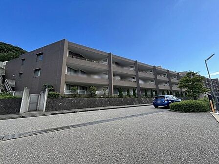 洗練されたデザインが目を引く、都市の景観に映える美しい佇まいです。日々の暮らしに上質感を添える住まいがここにあります