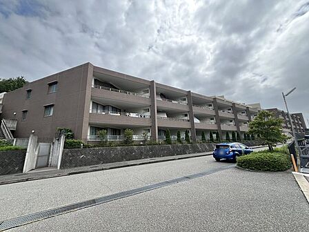 住まい選びは、価格や立地だけでなく、将来の暮らし方まで含めて考えることが大切です。今の段階で気になっていることを、まずスタッフに話してみてください