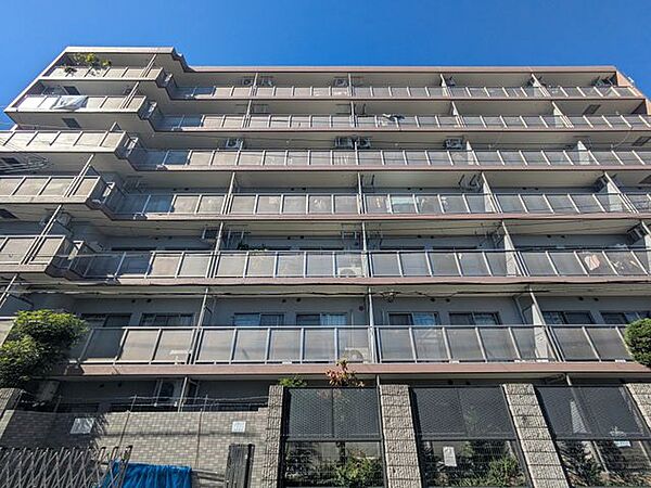 住まい選びは、価格や立地だけでなく、将来の暮らし方まで含めて考えることが大切です。今の段階で気になっていることを、まずスタッフに話してみてください
