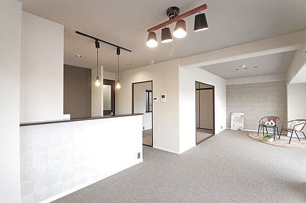 ナチュラルで落ち着いた色合いの内装が心地よいくつろぎを生み出します！家具の配置もしやすい整然とした空間で理想の時間が過ごせます