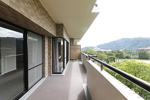 「賃貸のままでいいのか、買うべきか」その判断に必要な情報を、スタッフがわかりやすく整理してお伝えします。お気軽にご相談ください