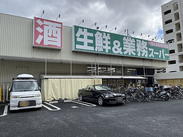 業務スーパー本山店 徒歩2分。 90m