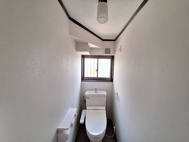 白を基調とした、清潔感のあるシンプルなデザインのトイレです。匂いがこもりがちなトイレも窓付きで換気ができますよ