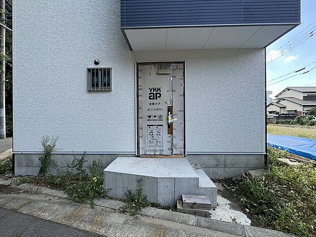 明るい玄関が家族の帰りをお出迎えしてくれます