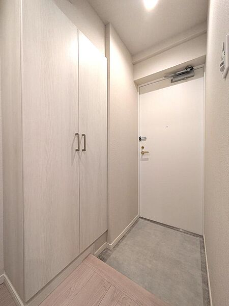 ▼白を基調とした清潔感のある玄関部分
