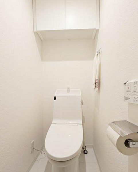 十分な広さと清潔感のあるカラーで纏まったトイレ。