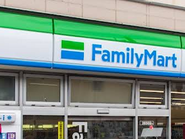 ファミリーマート 中板橋駅前店まで徒歩約3分。急なお買い物にも便利です。