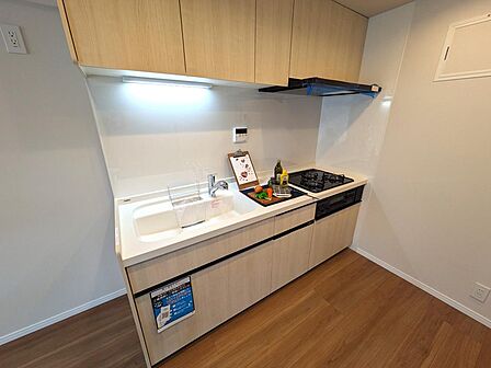 清潔感があり、掃除もしやすいシンプルな作りのキッチン。豊富な収納スペースに調理器具や調味料を収納出来ます。作業スペースを広く使えるのでご家族揃ってお料理を楽しめます。