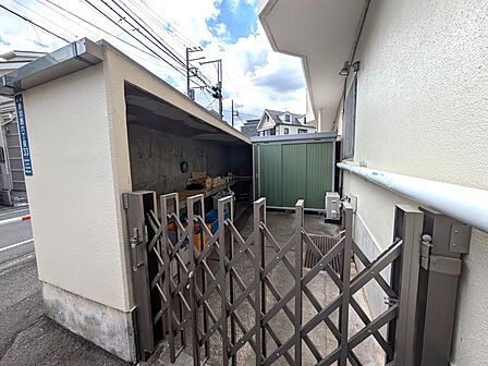 敷地内に居住者専用のゴミ置場が備わっておりゴミ出しがスムーズ。防犯面でも安心して出すことができます。